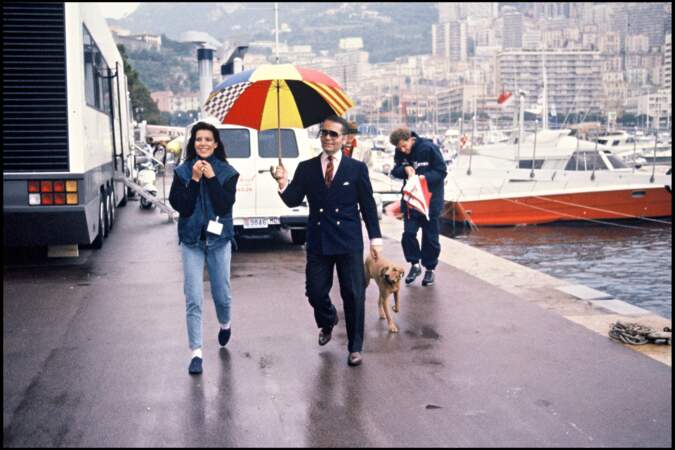 Caroline de Monaco et Karl Lagerfeld se baladent sur le port de Monaco, en 1985