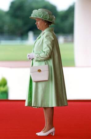 Jour de réception du président hongrois à Windsor, la reine porte un ensemble vert d'eau 