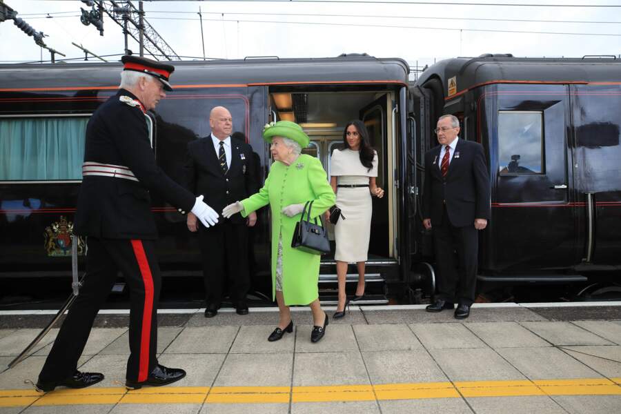 Meghan Markle radieuse en robe Givenchy accompagne la Reine