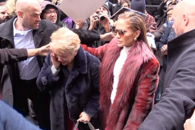 Avec sa mère Guadalupe Rodriguez, Jennifer Lopez est impeccable, cheveux wet et manteau rouge en prime.