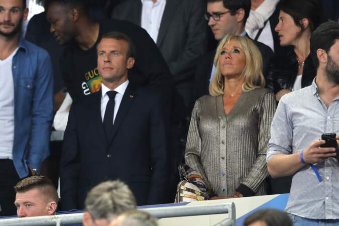 Un air de Marseillaise ? Brigitte Macron se tient aux côtés du Président pour les moments forts du match.