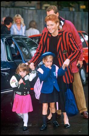 Sarah Ferguson, duchesse d'York, accompagne ses filles Eugenie et Beatrice à l'école, en 1993