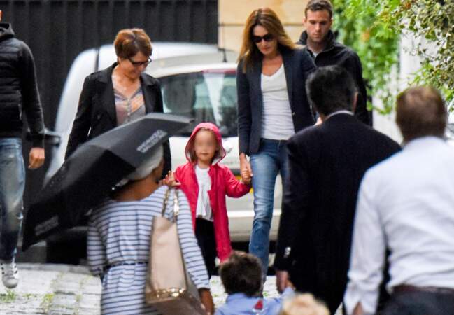 Giulia fait sa rentrée des classes, accompagnée par sa maman Carla Bruni 