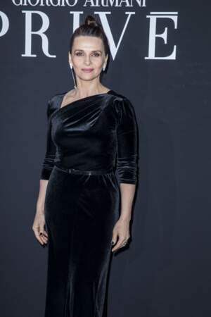 Juliette Binoche en robe velours à Paris le 22 janvier 2019