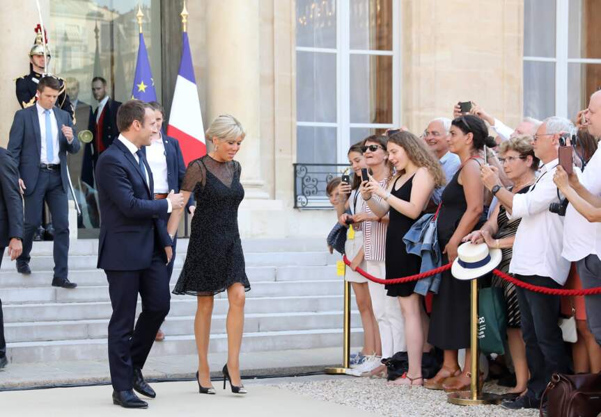 Brigitte Macron, sexy en petite robe noire et stilettos
