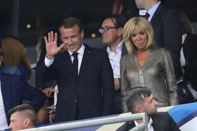 Le couple présidentiel, moderne et stylé, salue lors du match des Bleus. 