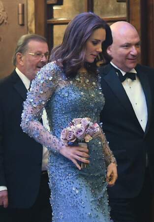 Kate Middleton, sublime dans sa robe Jenny Packham dévoilant son "baby bump"