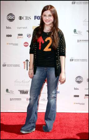 2010 : Abigail Breslin, 14 ans, une ado aux cheveux longs roux, look cool