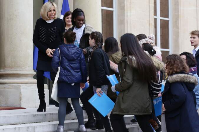 Brigitte Macron, tout en noir et souriante avec les enfants de l'UNICEF