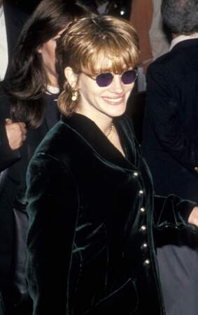 1994, Julia Roberts coupe courte et lunettes fumées à la première du film "Crooklyn" à New York