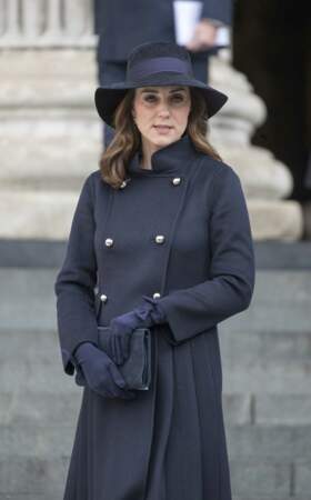 Kate Middleton, très enceinte en manteau, chapeau et gant sobres pour rendre hommage aux victimes 