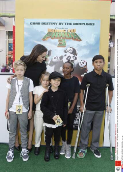 Vivienne, timide derrière Knox, lors de la première de Kung Fu Panda 3, à L.A., en janvier 2016.