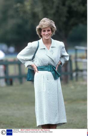 Lady Diana en robe à rayures lors d'un match de polo à Melbourne, en Australie, en 1985