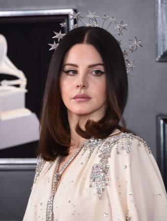 Lana Del Rey (en robe Gucci) et son bijou de tête façon halo étoilé
