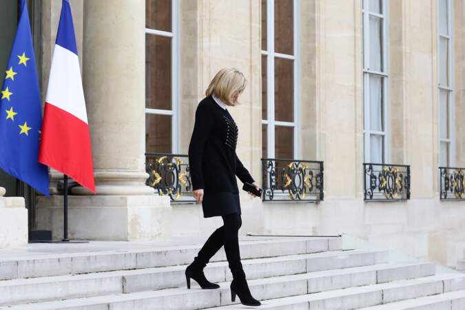 Brigitte Macron en pull, jupe et bottes à l'Elysée