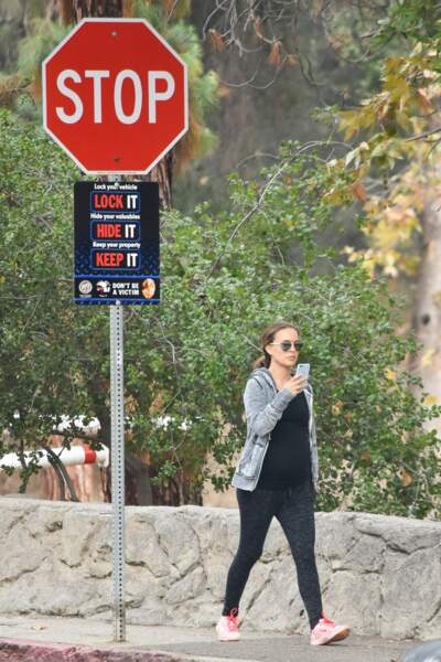 Natalie Portman photographie des paparazzis qui l'espionnent à Los Angeles