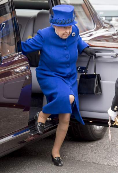 Elizabeth II : le colour block bleu cobalt , why not ? 
