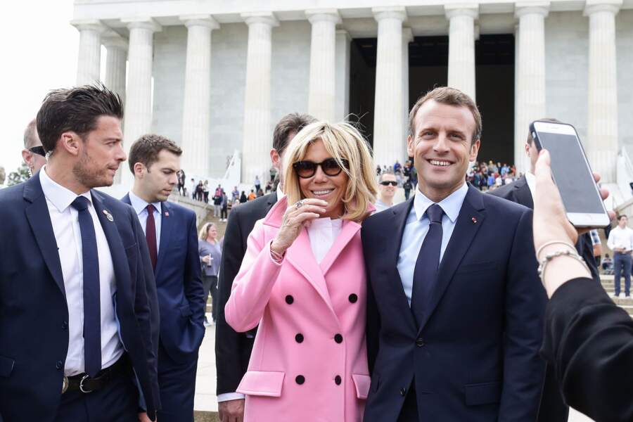 Brigitte et Emmanuel Macron, protégés par le sosie de Ricky Martin