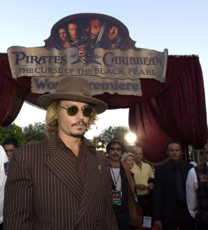Johnny Depp à la première de "Pirates des Caraïbes : La Malédiction du Black Pearl" à Anaheim en Californie (2003)