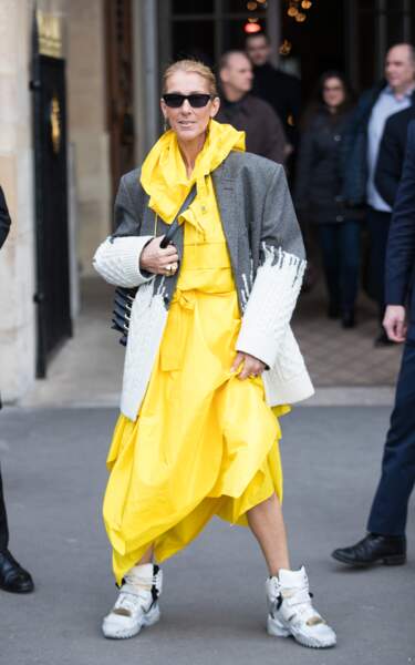 Jambes nues malgré le froid parisien, Céline Dion fait son show