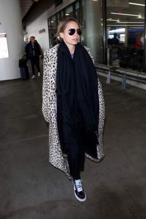 Nicole Richie en long manteau de fourrure léopard à l'aéroport de Los Angeles le 4 décembre 2017