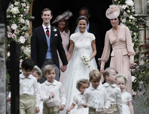 Pippa Middleton, son mari James Matthews et Kate Middleton, devant l'église St Mark d'Englefield le 20 mai 2017