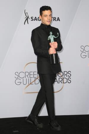 Rami Malek portait un costume noir croisé lors des SAG Awards 2019.