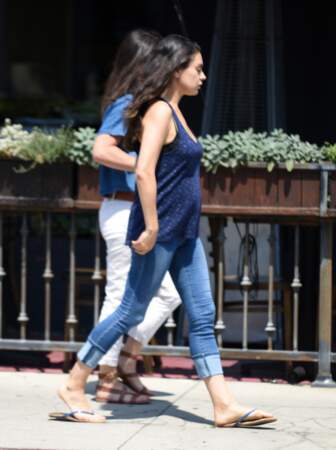 Mila Kunis enceinte de son deuxième enfant dévoile son ventre rond