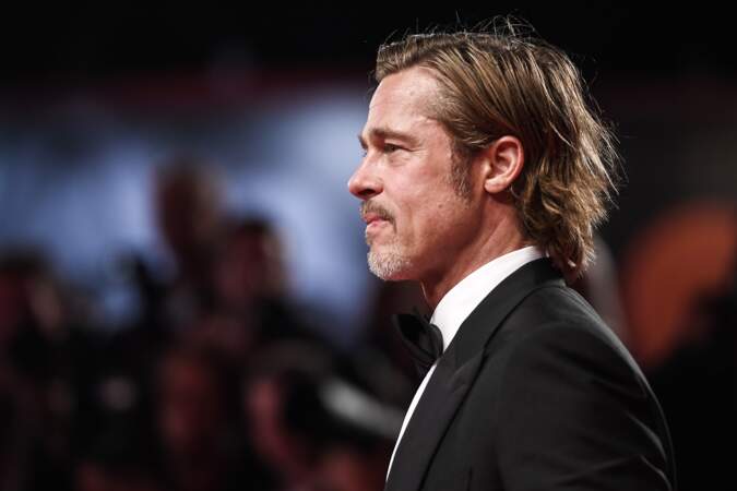 Cheveux wet, allure décontractée et l'élégance incarnée, Brad Pitt fait sensation à venise