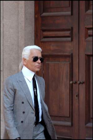 Karl Lagerfeld, en costume gris à Milan en 2006
