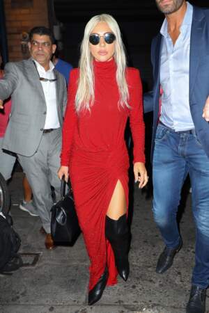 La robe rouge s'ose en version longue, fendue et col montant, comme Lady Gaga pour un look renversant.