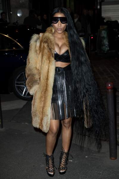 L'actrice et chanteuse Nicki Minaj en soutien-gorge sous veste en fourrure...