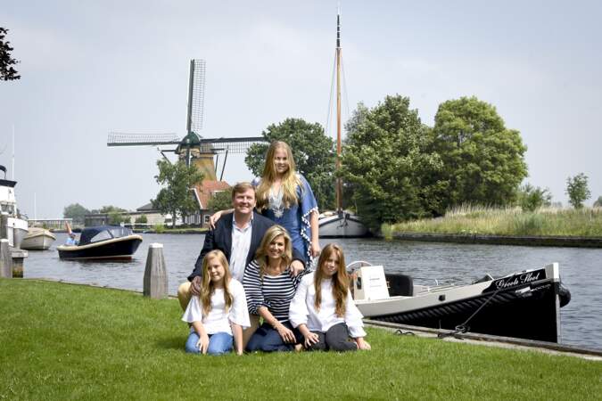 Le roi Willem Alexander et la reine Maxima posent avec leurs trois filles Amalia, Ariane et Alexia