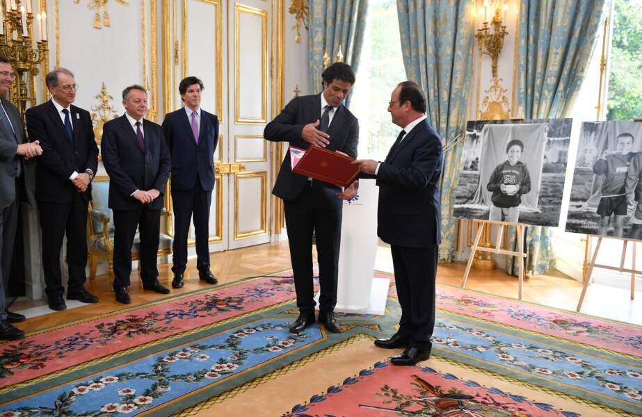 François Hollande remet son décret de naturalisation à Rai