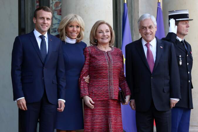 Brigitte Macron dans l'une de ses tenues préférées : une robe courte, au-dessus du genou et une paire d'escarpins