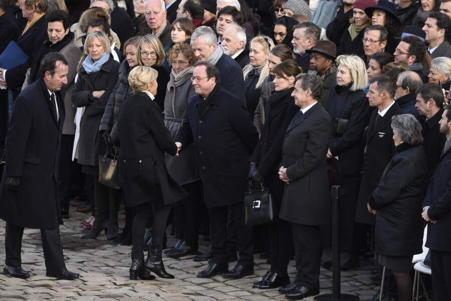 Brigitte Macron salue François Hollande lors de la cérémonie d'hommage national à Jean d'Ormesson aux Invalides