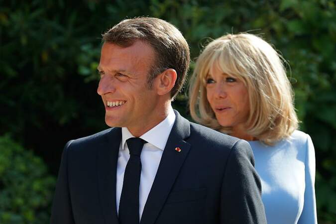 Emmanuel et Brigitte Macron saluent le président russe