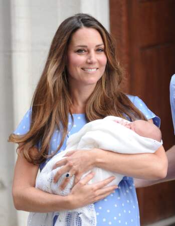 Kate présente son fils George de Cambridge à sa sortie de l'hôpital St-Mary à Londres, le 23 juillet 2013