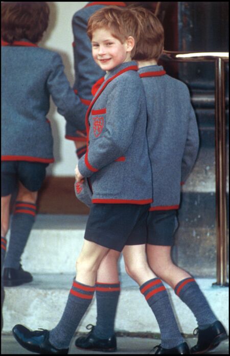 Le prince Harry en uniforme, arrive à l'école Wetherby dans le quartier de Notting Hill à Londres, en 1991