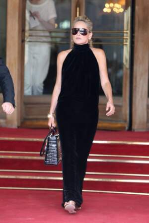 Sharon Stone en toute simplicité mais tellement élégante sort du Ritz
