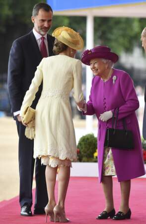 La reine Elisabeth II semble très heureuse de revoir la reine Letizia