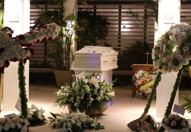 Le cercueil où repose Johnny Hallyday exposé à Saint-Barthélémy, le 10 décembre 2017.
