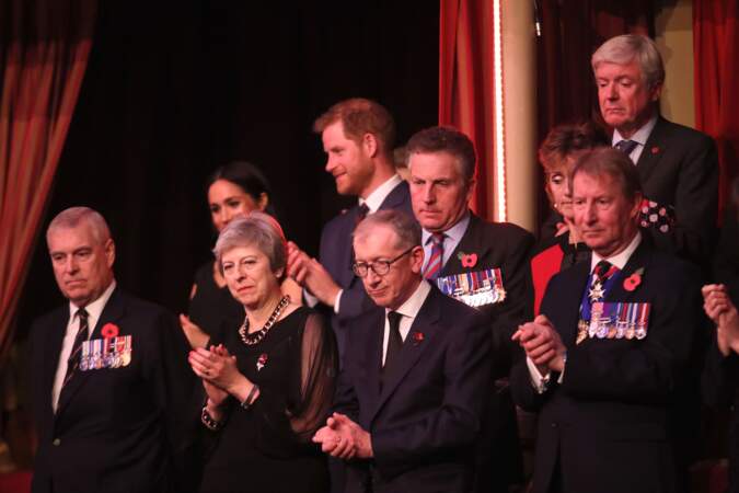 Le prince Harry et Meghan Markle sont placés loin du premier rang, derrière Teresa May et le prince Andrew