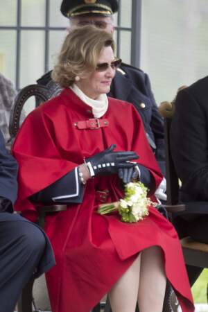La reine Sonja de Norvège, tout comme sa fille, adopte de légère ondulations pour son carré