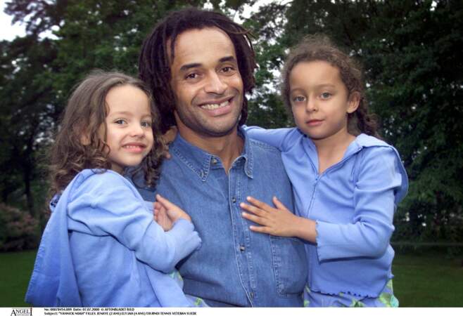Yannick Noah avec ses filles Jenaye (2 ans) et Elyjah (4 ans) en 2000