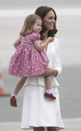 A 2 ans, la princesse Charlotte doit toujours avoir les cheveux courts pour que son visage soit visible