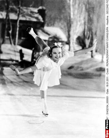 En 1928, Sonja Henie est championne de patinage artistique, elle est la première à avoir montré ses jambes en jupe