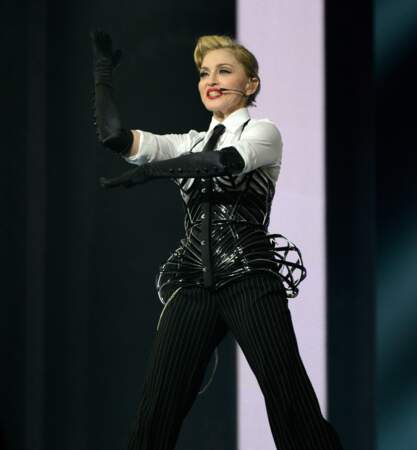 Sûr ou sous les vêtements, illusion d'optique ou détournement Madonna est prête à tout pour repulper ses courbes