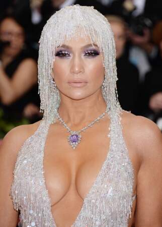 Le décolleté sexy et le smoky purple de Jennifer Lopez