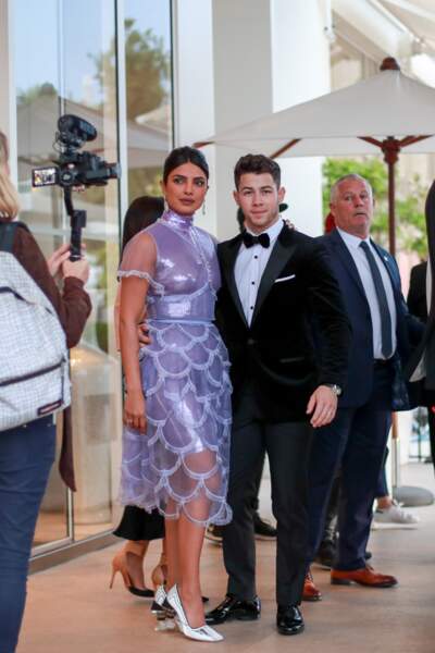 Priyanka Chopra et Nick Jonas posent devant l'hôtel Martinez